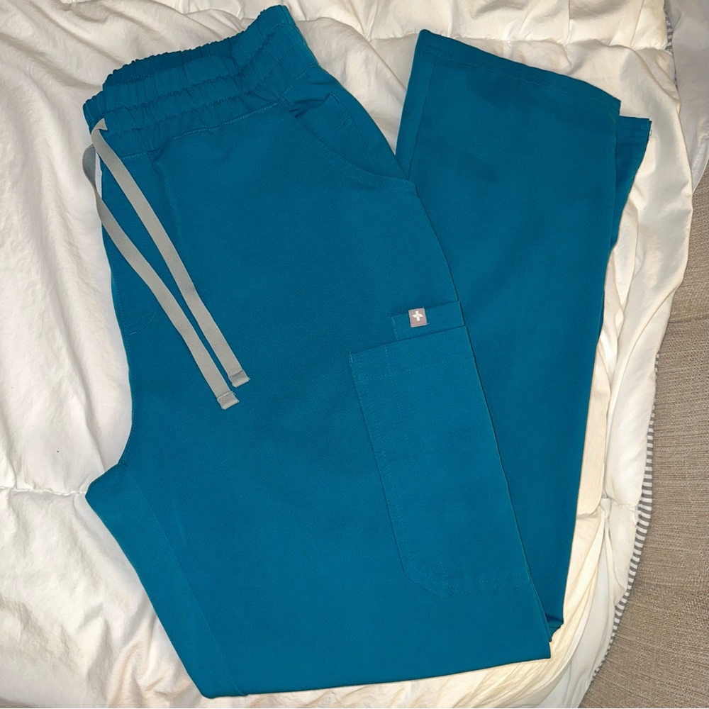 Figs Scrub pants yola skinny pants 
medium
Caribbean blue